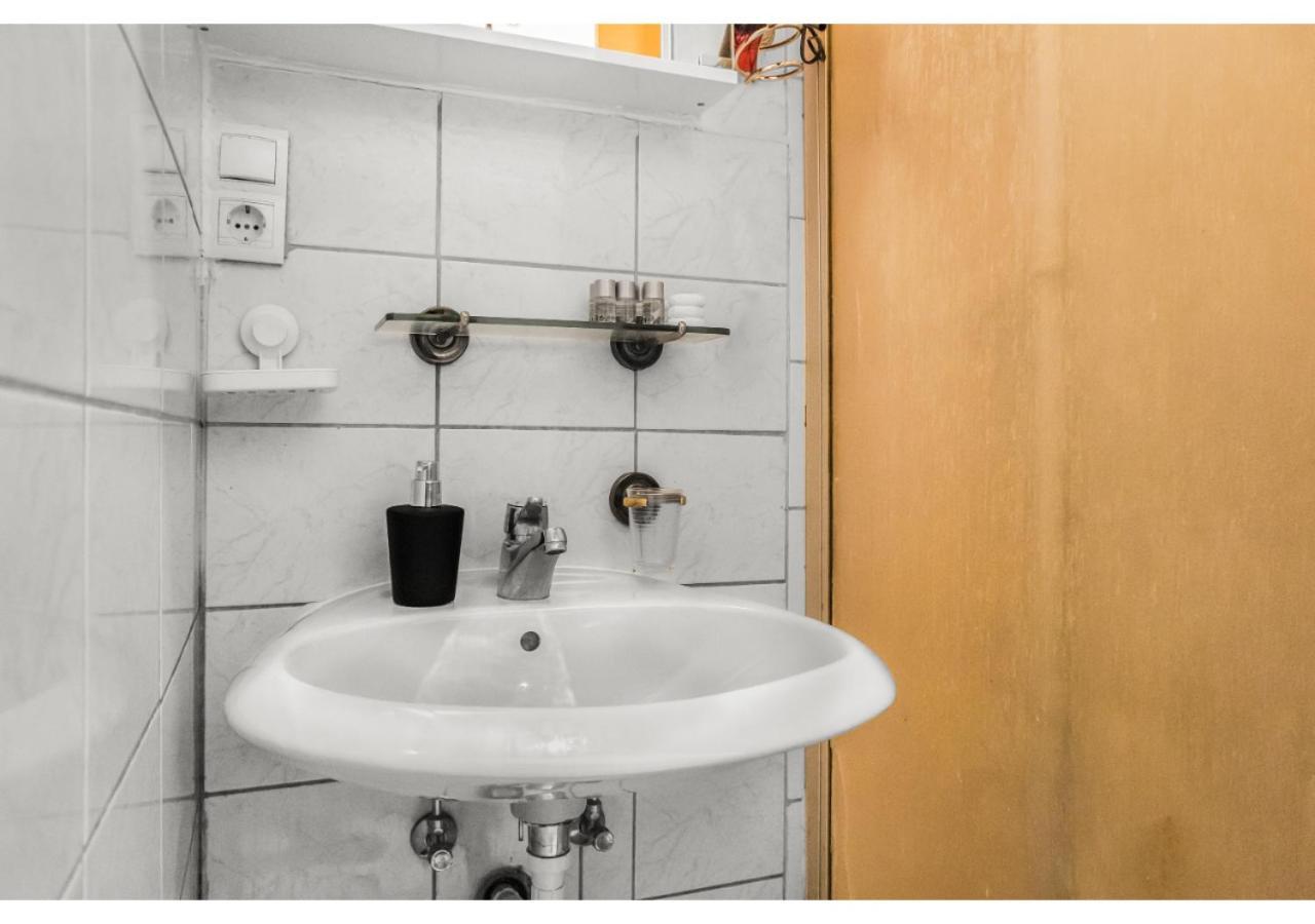 Welcoming 2Br Apt. Near Danube & Millenium Tower Виена Екстериор снимка